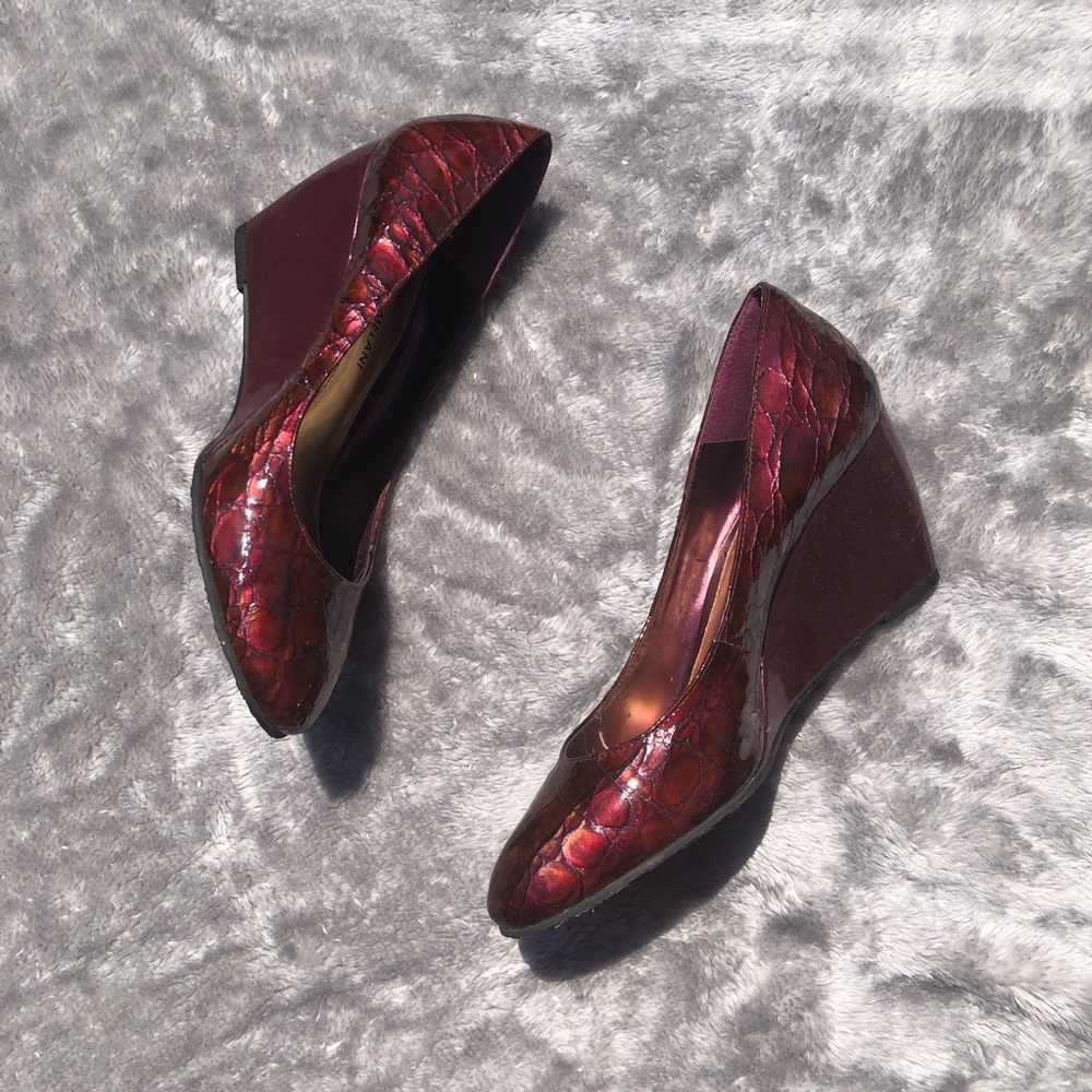 Burgundy wedges cracked effect
